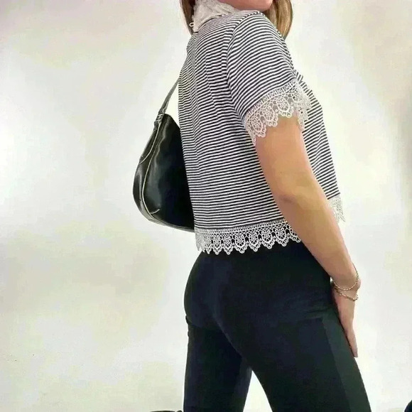 Lace hem  baby tee - Picture 3 of 3